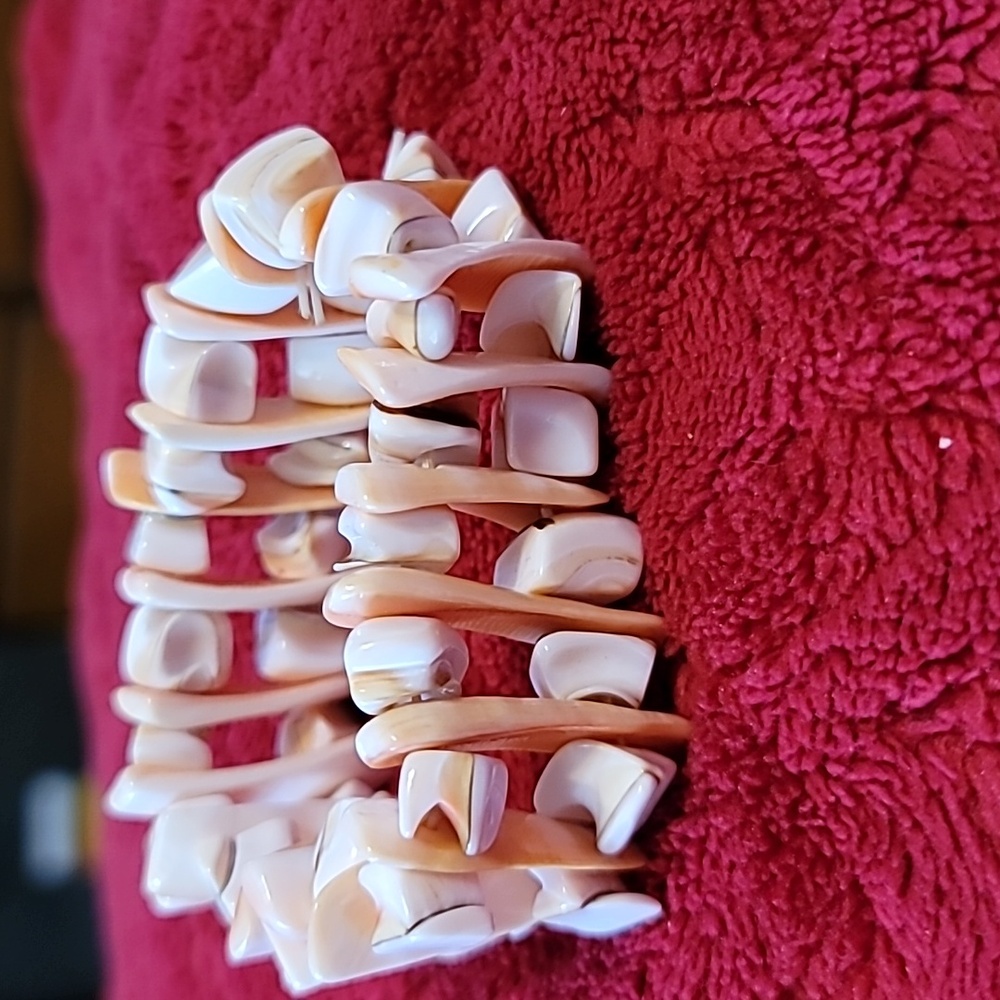 Vintage, peach/white shell stretch bracelet
